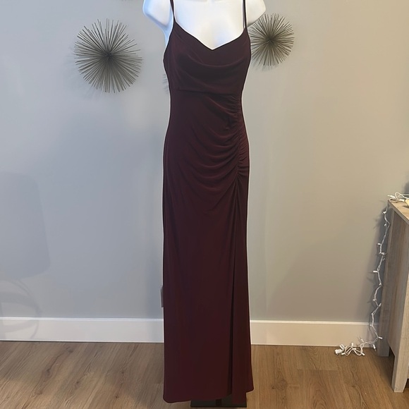 Elegant Burgundy Evening Dress - Picture 1 of 4